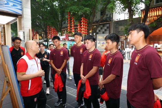 布坎南现年24岁，加拿大人，在场上更多是作为右边锋，也可以出任左边锋或右边后卫。